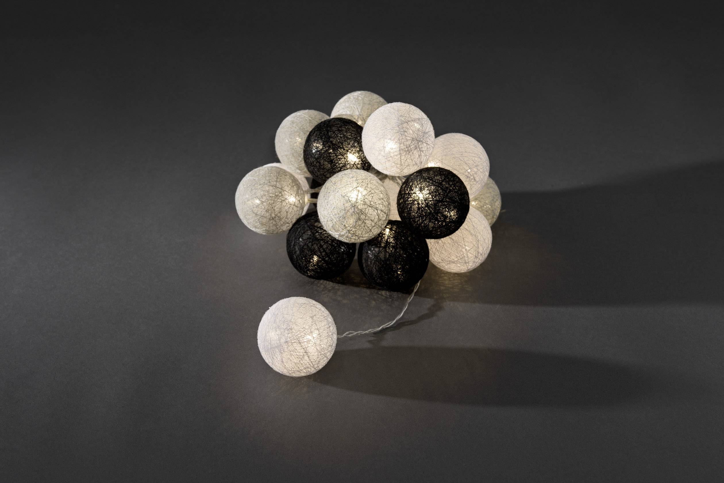 Konstsmide 3136-573 Party-Lichterkette Kugeln Innen  netzbetrieben Anzahl Leuchtmittel 16 LED Warmweiß Beleuchtete Länge: 3 m