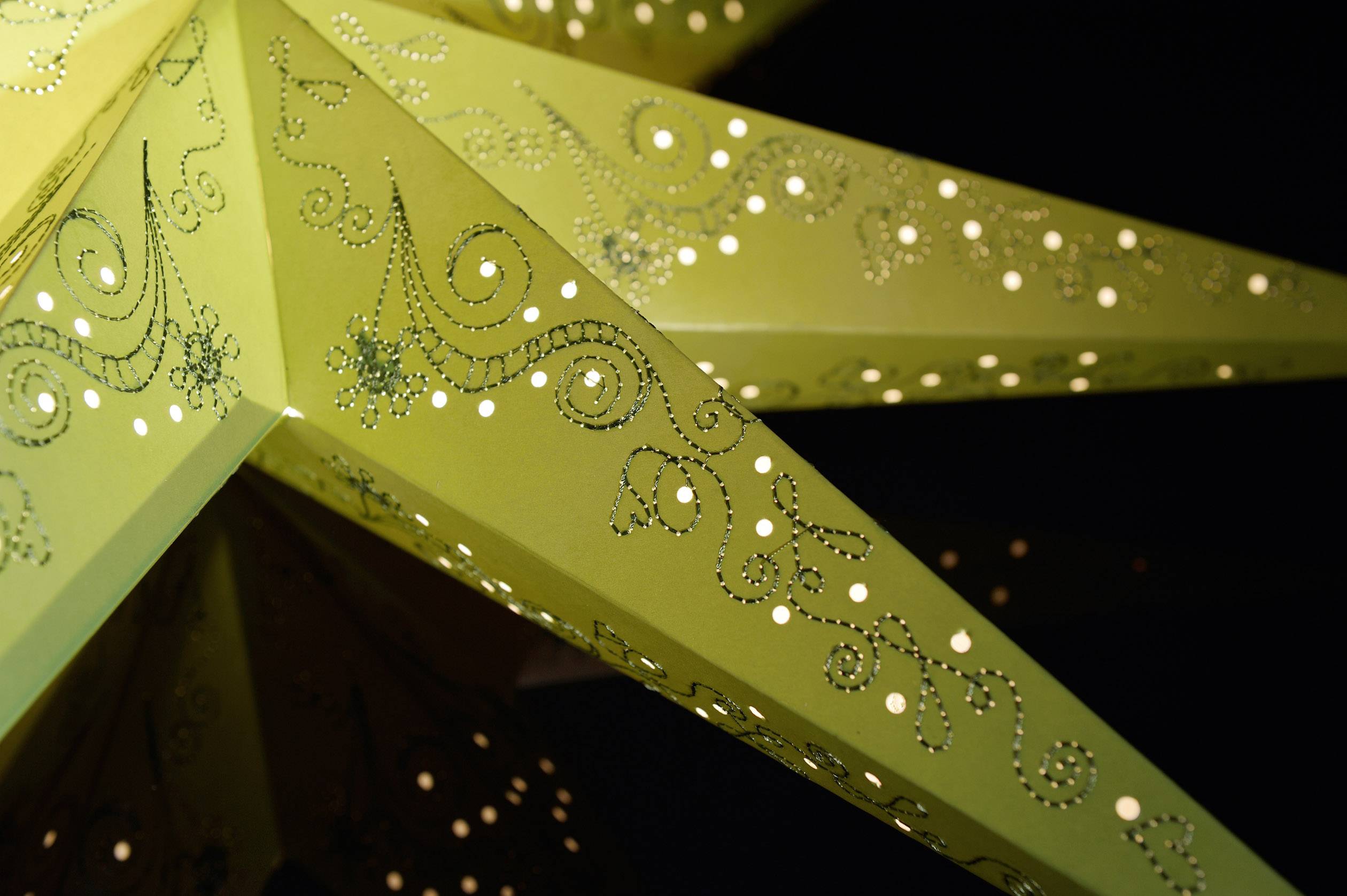 Konstsmide 2982-900 Weihnachtsstern Glühlampe, LED Grün bestickt, mit ausgestanzten Motiven, mit Schalter