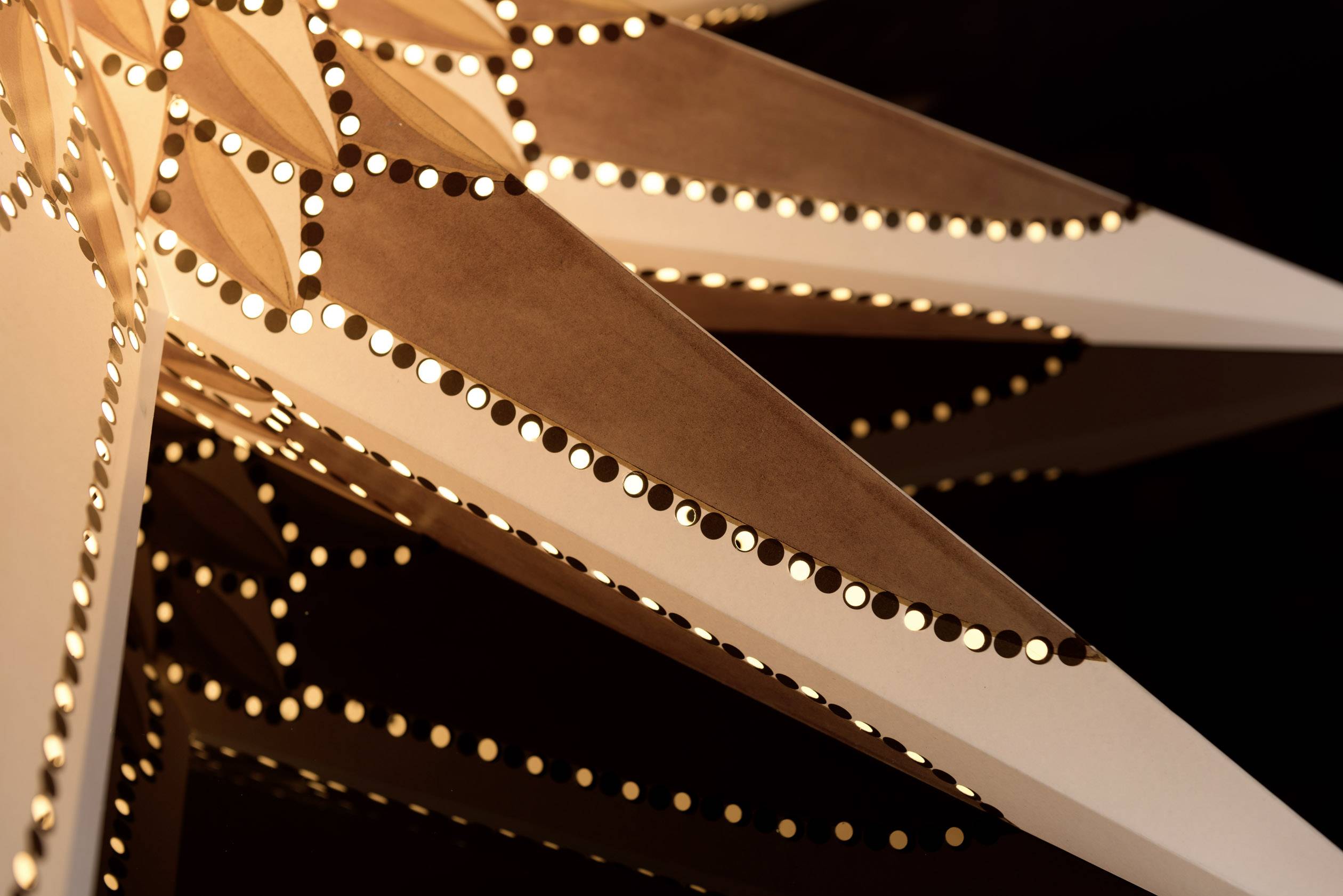 Konstsmide 2924-280 Glühlampe, LED Weiß, Gold mit ausgestanzten Motiven, mit Schalter