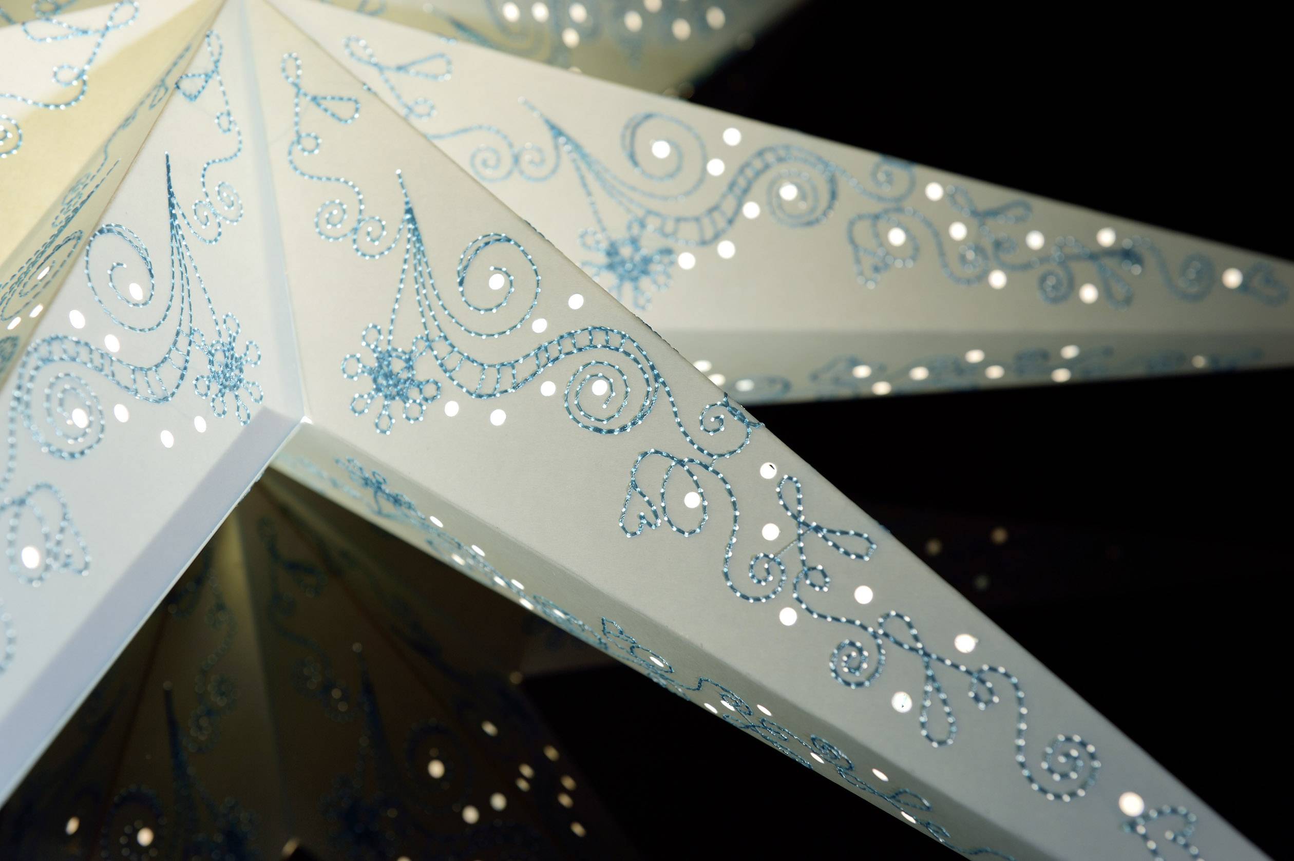 Konstsmide 2982-400 Weihnachtsstern Glühlampe, LED Blau bestickt, mit ausgestanzten Motiven, mit Sc