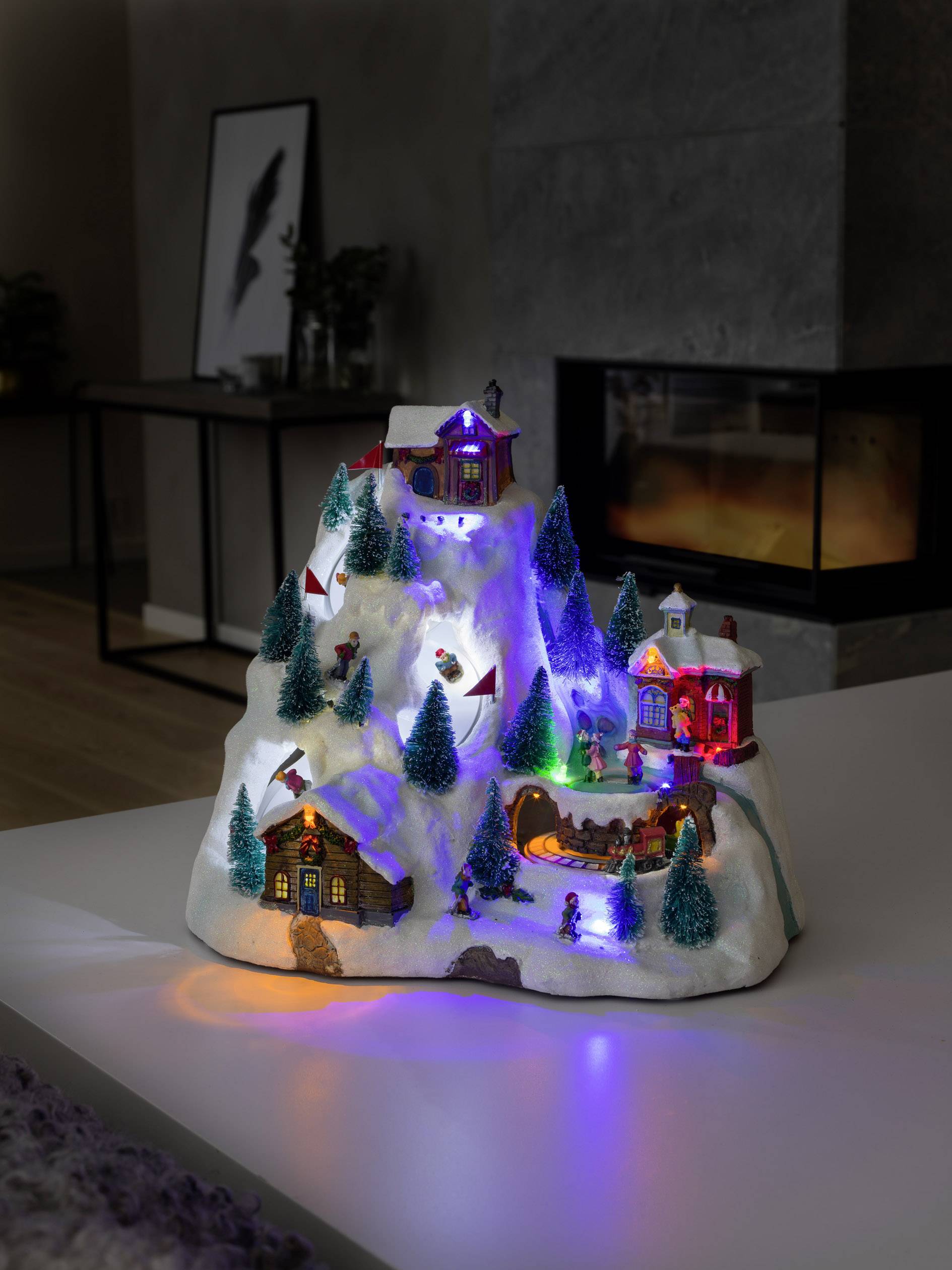 Konstsmide 3403-000 LED-Szenerie Skipiste RGBW LED Bunt wählbare Energieversorgung, mit Animation, mit Weihnachtsliedern, mit Schalter