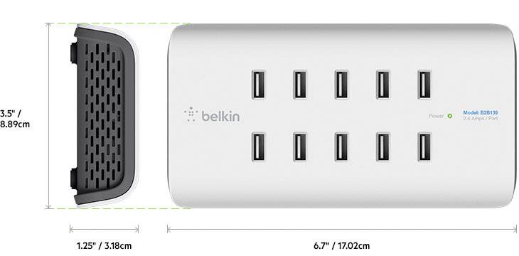 Ein weißer Steckdosenadapter mit acht USB-Anschlüssen, Modell R8010, von Belkin. Abmessungen sind 17,02 cm x 8,89 cm x 3,18 cm.