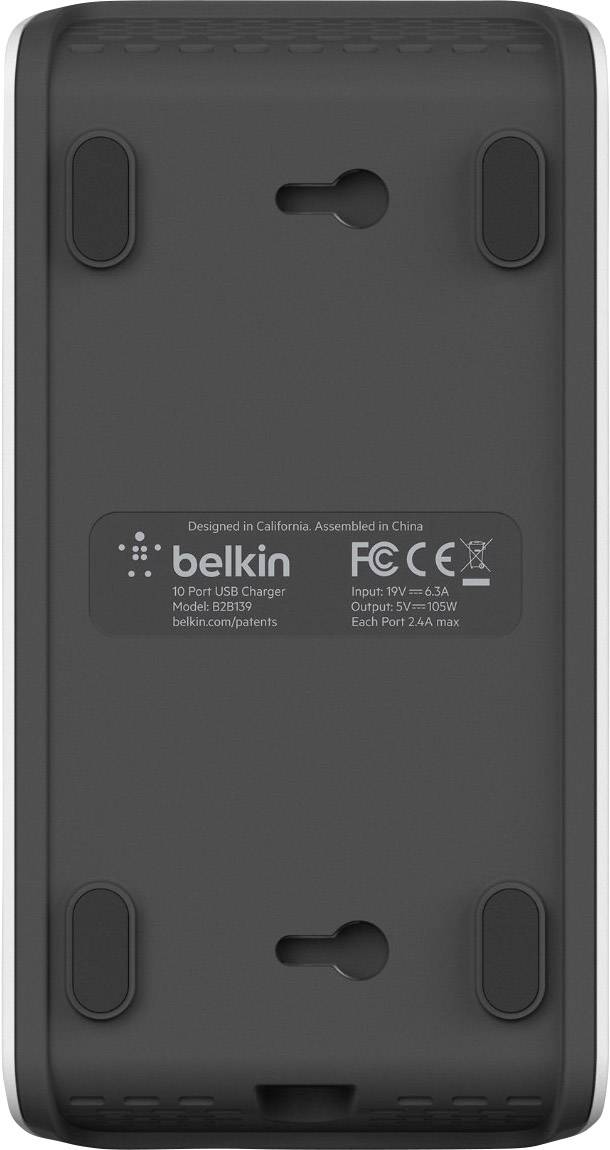 Schwarze Rückseite eines Belkin USB-Ladegeräts mit vier rutschfesten Füßen und technischen Spezifikationen in der Mitte.