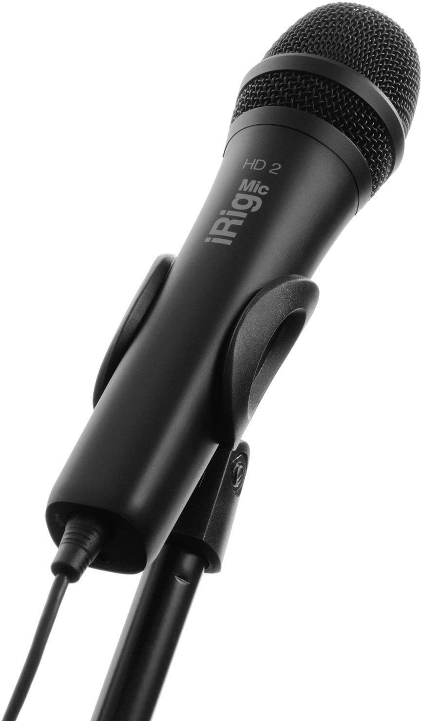 Schwarzes Mikrofon 'iRig Mic HD 2' mit Kabel, auf Ständer montiert. Geeignet für professionelle Audioaufnahmen.