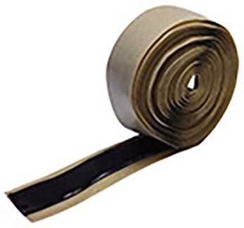 Eine Rolle schwarzes Klebeband, teilweise abgerollt, zeigt die Klebeseite. Genutzt für Abdichtung und Isolierung.