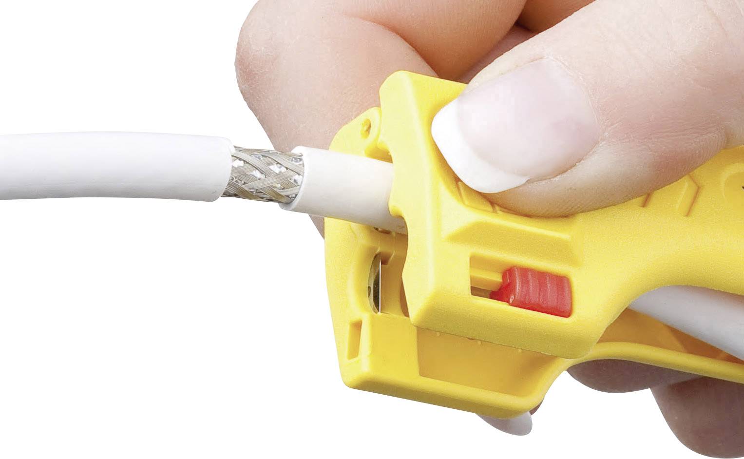 Nahaufnahme einer Hand, die ein gelbes Abisolierwerkzeug benutzt, um die Isolierung von einem weißen Kabel zu entfernen.