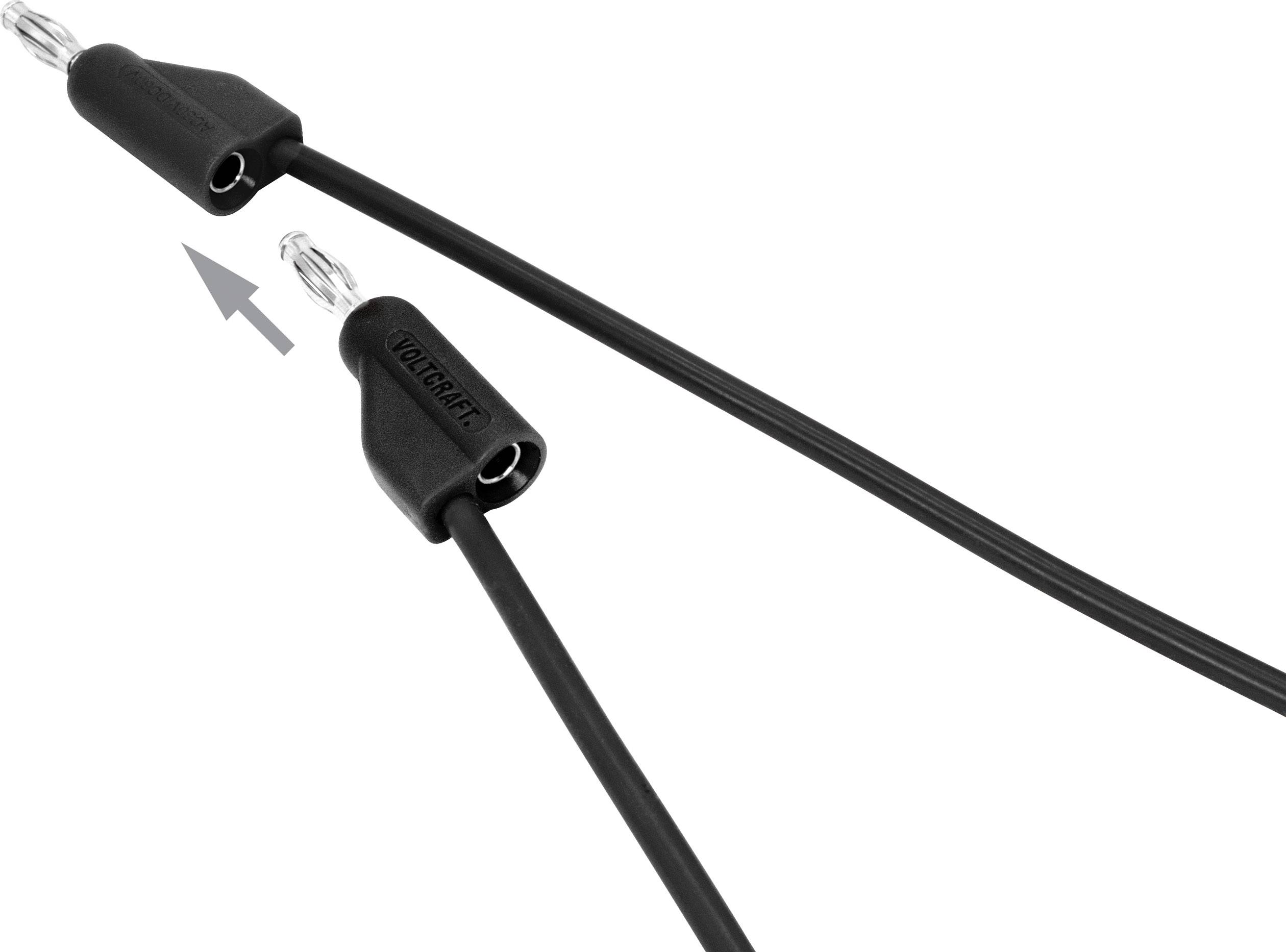 Schwarzes Audiokabel mit zwei Steckern, einer geöffnet, um Stecker einzusetzen. Pfeil zeigt Verbindungsrichtung an.