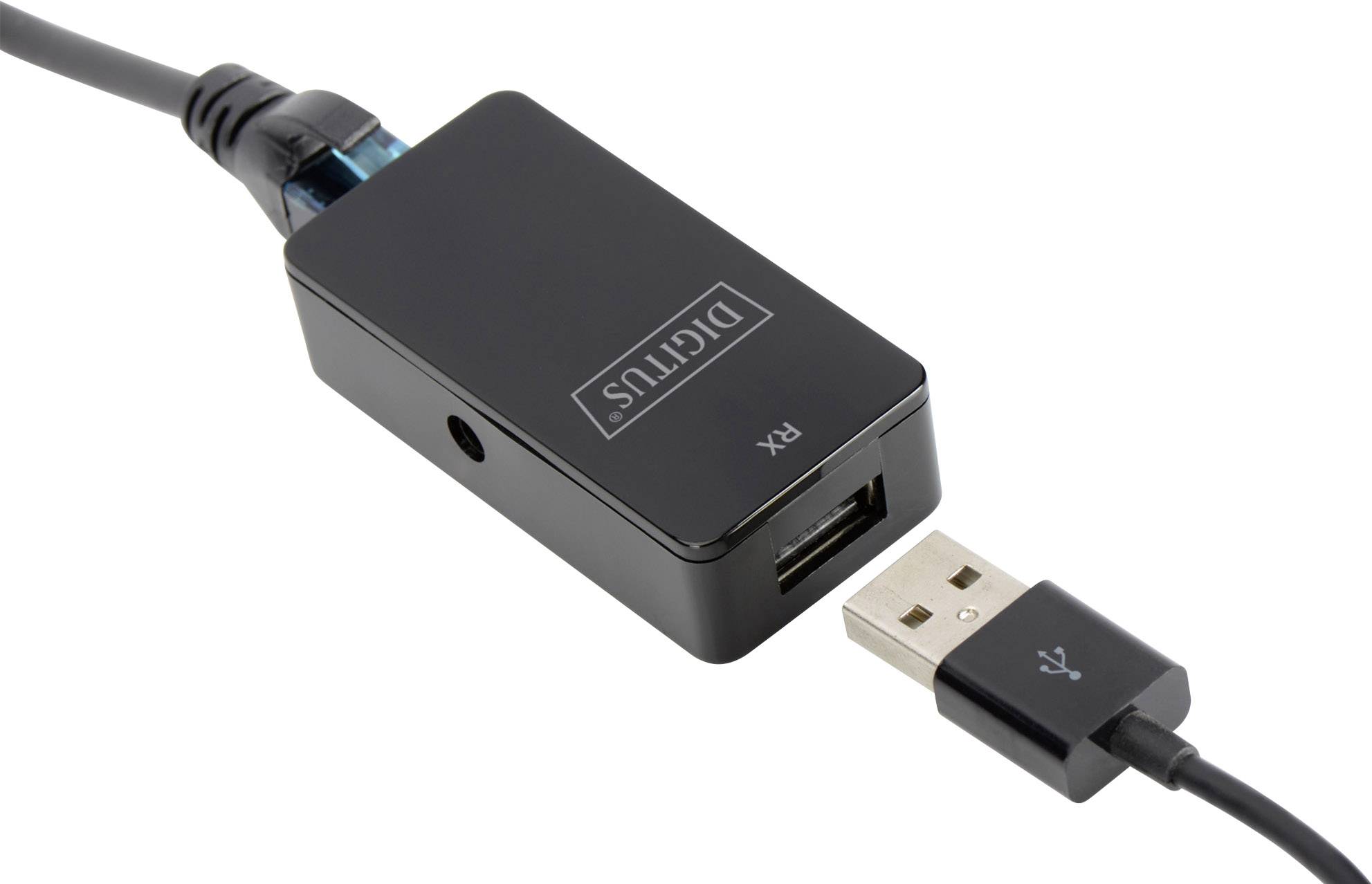 Ein schwarzer USB-zu-Ethernet-Adapter mit der Aufschrift 'DigiTUS RX'. Ein USB-Stecker ist mit dem Adapter verbunden.