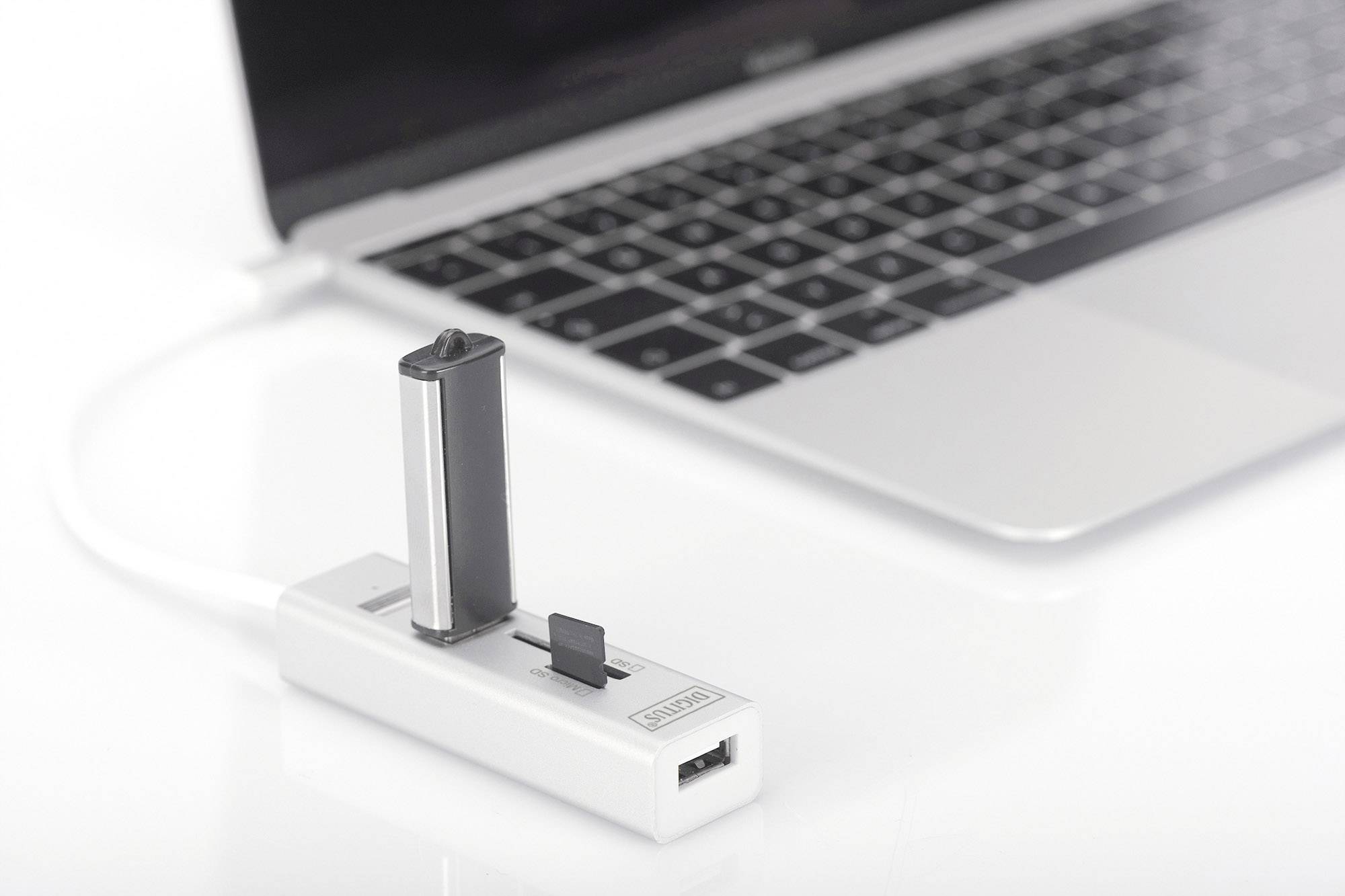 Ein Laptop mit einer angeschlossenen Dockingstation, die mehrere USB-Geräte aufnimmt.