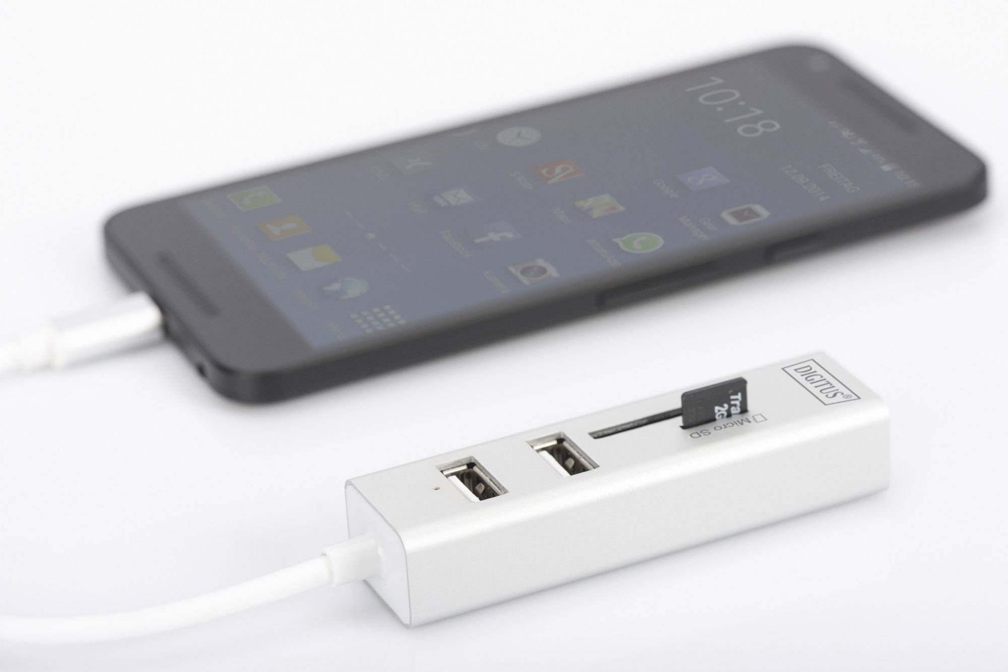 Handy mit USB-Hub verbunden. Zwei USB-Anschlüsse und eine SD-Karte sichtbar. Hub hat Beschriftung 'ORICO'.