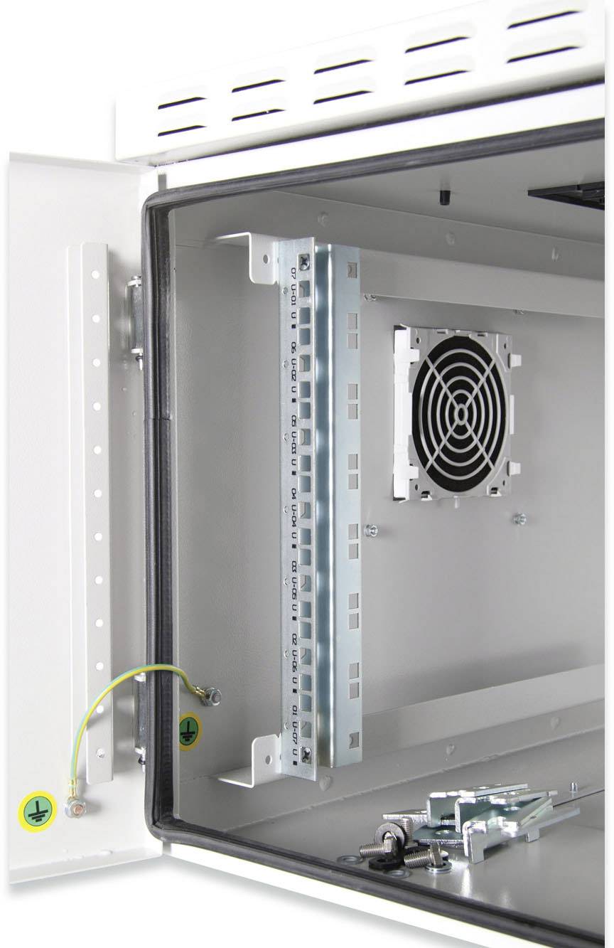 Ein geöffneter Schrank mit angebrachter Innenlüftung und einer Erdungsklemme an der Seite. Geeignet für technische Installationen.