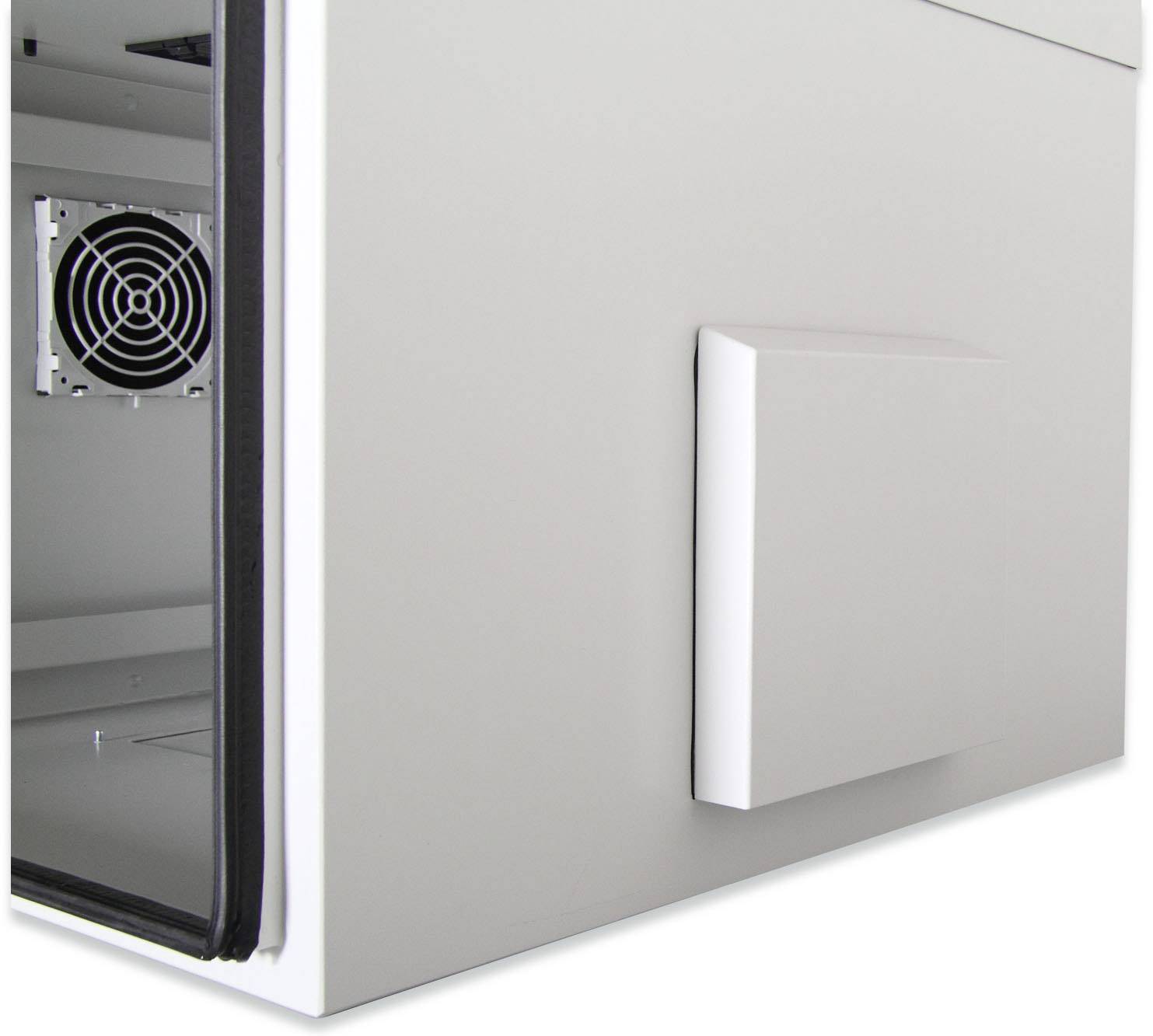 Ein weißer Metallschrank mit einer offenen Tür zeigt einen eingebauten Lüfter. Der Schrank scheint für technisches Equipment bestimmt zu sein.