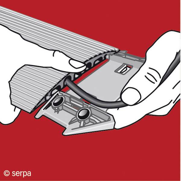 Illustration von Händen, die einen Elektroanschluss an einem Gerät anbringen, auf rotem Hintergrund.