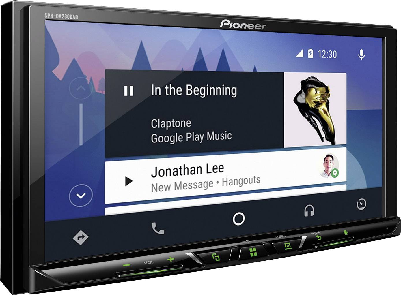 Autoradio mit Touchscreen zeigt Benutzeroberfläche von Android Auto. Musik von 'Claptone' wird gespielt. Nachricht von 'Jonathan Lee'.