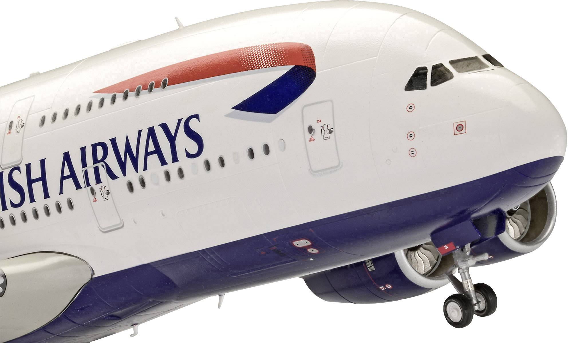 Ein Flugzeug mit 'British Airways'-Logo am Rumpf, Nahaufnahme.