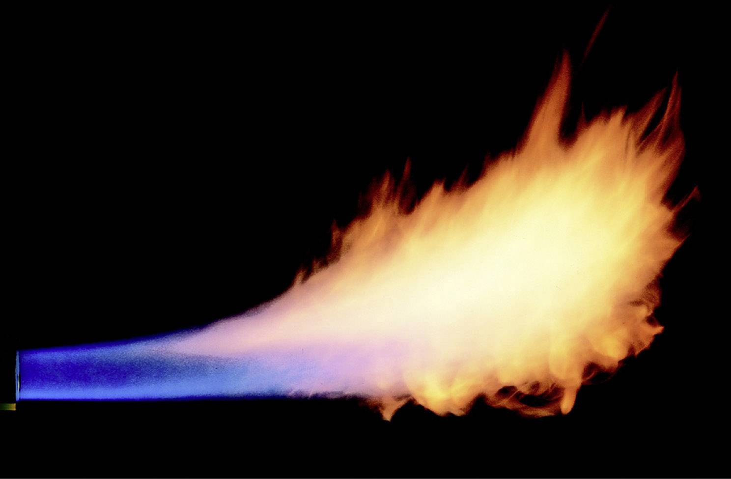 Ein blau-orangefarbener Flammenstrahl aus einem Bunsenbrenner zeigt ein lebhaftes Feuer, das Wärme oder Energie symbolisiert.