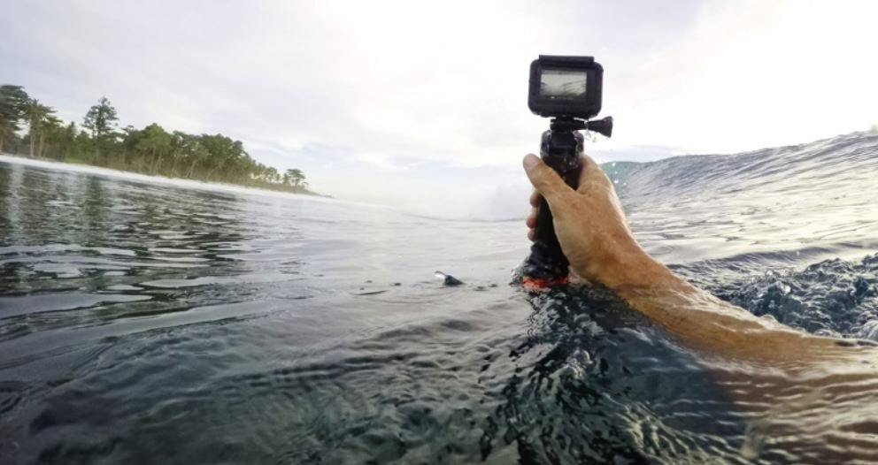 GoPro HERO 7 BLACK inkl. Super Suit und Handgriff Action Cam Full-HD, Wasserfest, Touch-Screen, 4K