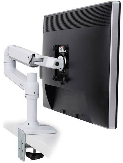 Ein Monitorhalterungsarm aus Metall, der an einem Tisch befestigt ist und einen Bildschirm trägt, zeigt Flexibilität in der Ausrichtung.