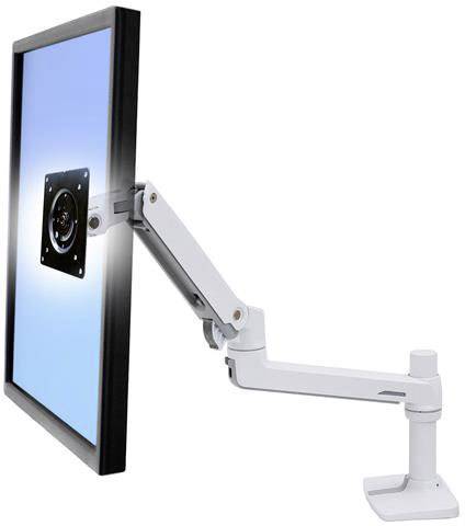 Ein weißer Monitorarm hält einen Bildschirm im Hochformat. Der Arm ermöglicht flexible Höhen- und Neigungsanpassungen.