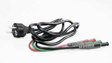 Schwarzes Netzkabel mit Steckdose und zwei farbigen Prüfspitzen, rot und grün, auf weißem Hintergrund.