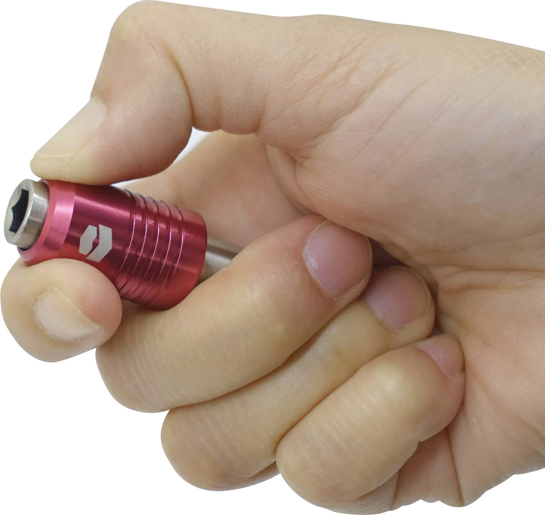 Eine Hand hält ein rot-silbernes Werkzeug, das wie ein Schraubenschlüssel aussieht, zwischen Daumen und Zeigefinger.