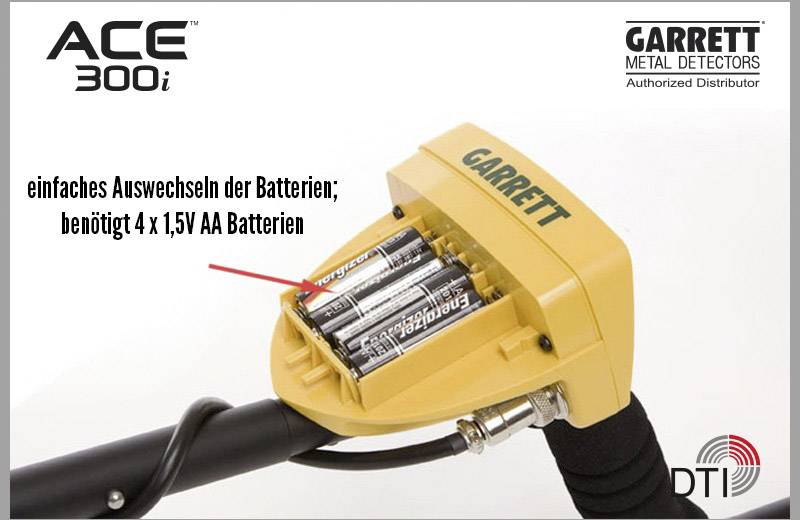 Metallsonde-Detektor mit geöffnetem Batteriefach und 4 sichtbaren AA-Batterien, zeigt einfaches Auswechseln der Batterien.