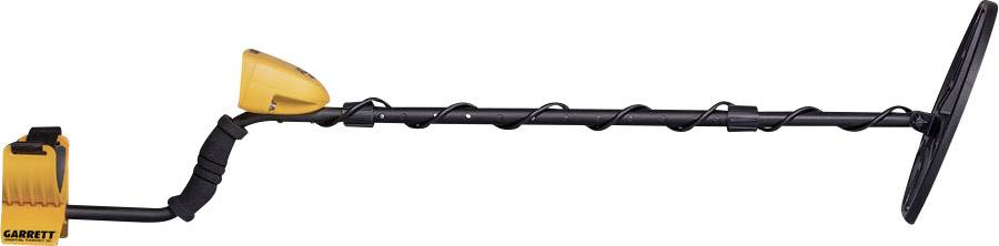 Metalldetektor mit gelbem und schwarzem Design, ausgestreckt in horizontaler Position, bereit zur Nutzung im Außenbereich.