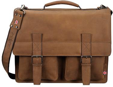 Eine braune Ledertasche mit zwei Schnallenriemen und einem Tragegriff. Auf der Tasche sind Details mit einer britischen Flagge sichtbar.
