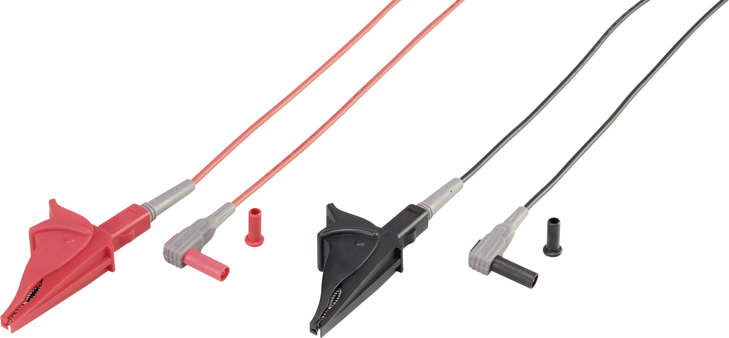 Zwei Kabel mit Krokodilklemmen, eins rot und eins schwarz, jeweils mit einem zugehörigen Steckadapter, liegen nebeneinander.