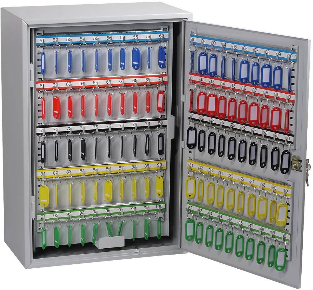 Ein geöffneter Schlüsselschrank zeigt Reihen farbiger Schlüsselanhänger in Rot, Blau, Schwarz, Grün und Gelb, nummeriert von 1 bis 100.