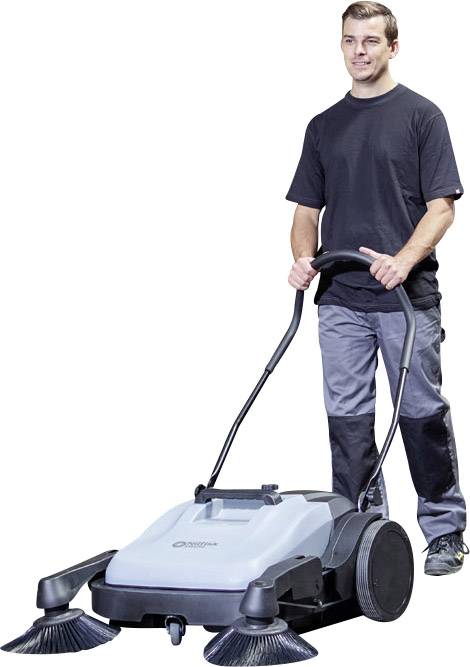 Ein Mann schiebt eine professionelle Kehrmaschine auf einem Boden. Die Maschine hat zwei rotierende Bürsten vorne.