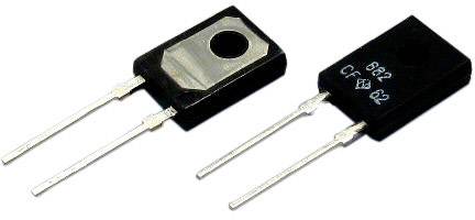 Zwei elektronische Bauteile mit metallischen Anschlüssen, vermutlich Transistoren oder Dioden, vor weißem Hintergrund.