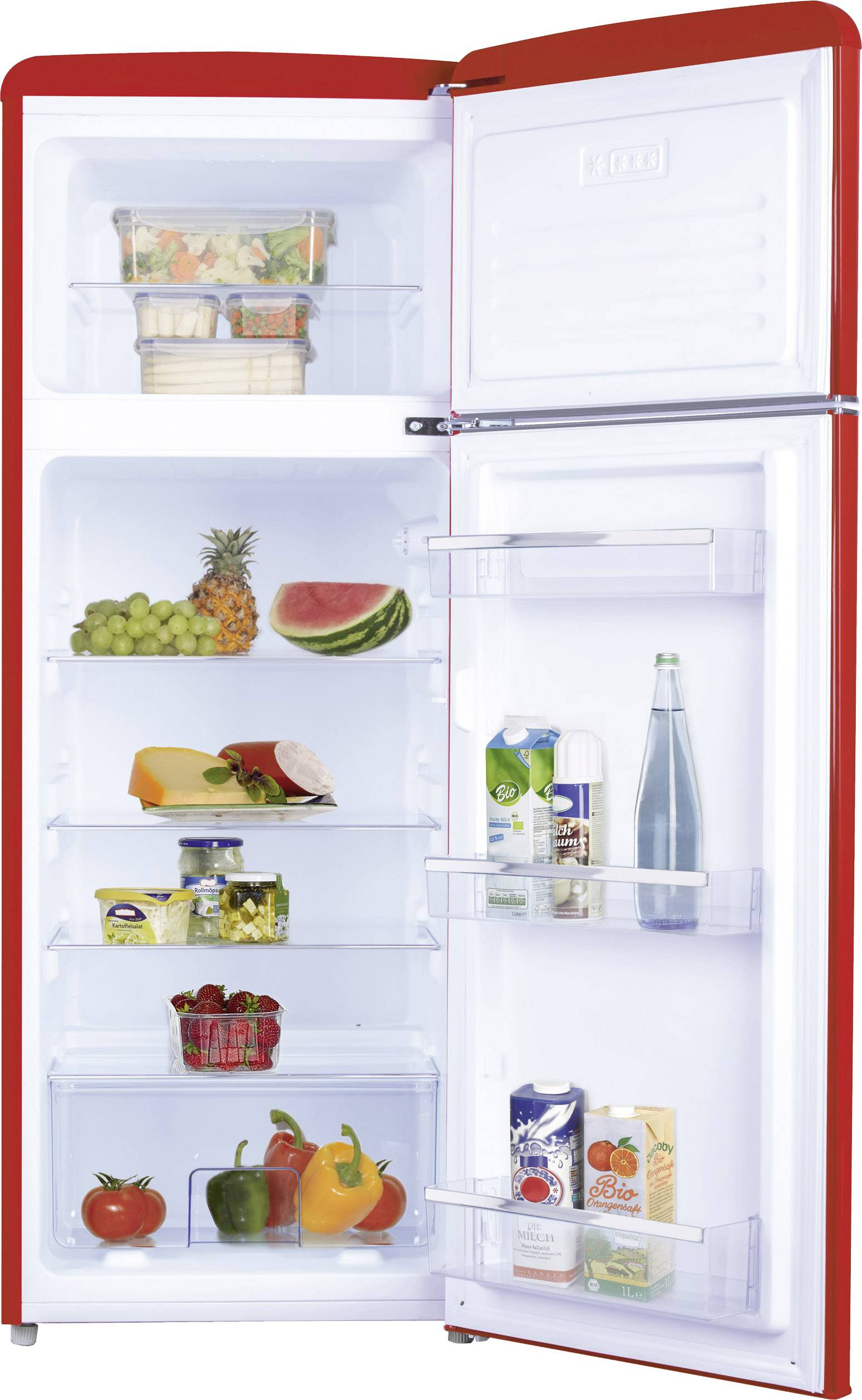 Ein geöffneter roter Kühlschrank zeigt gefüllte Regale mit verschiedenen Lebensmitteln wie Obst, Gemüse, Käsedosen und Getränken.