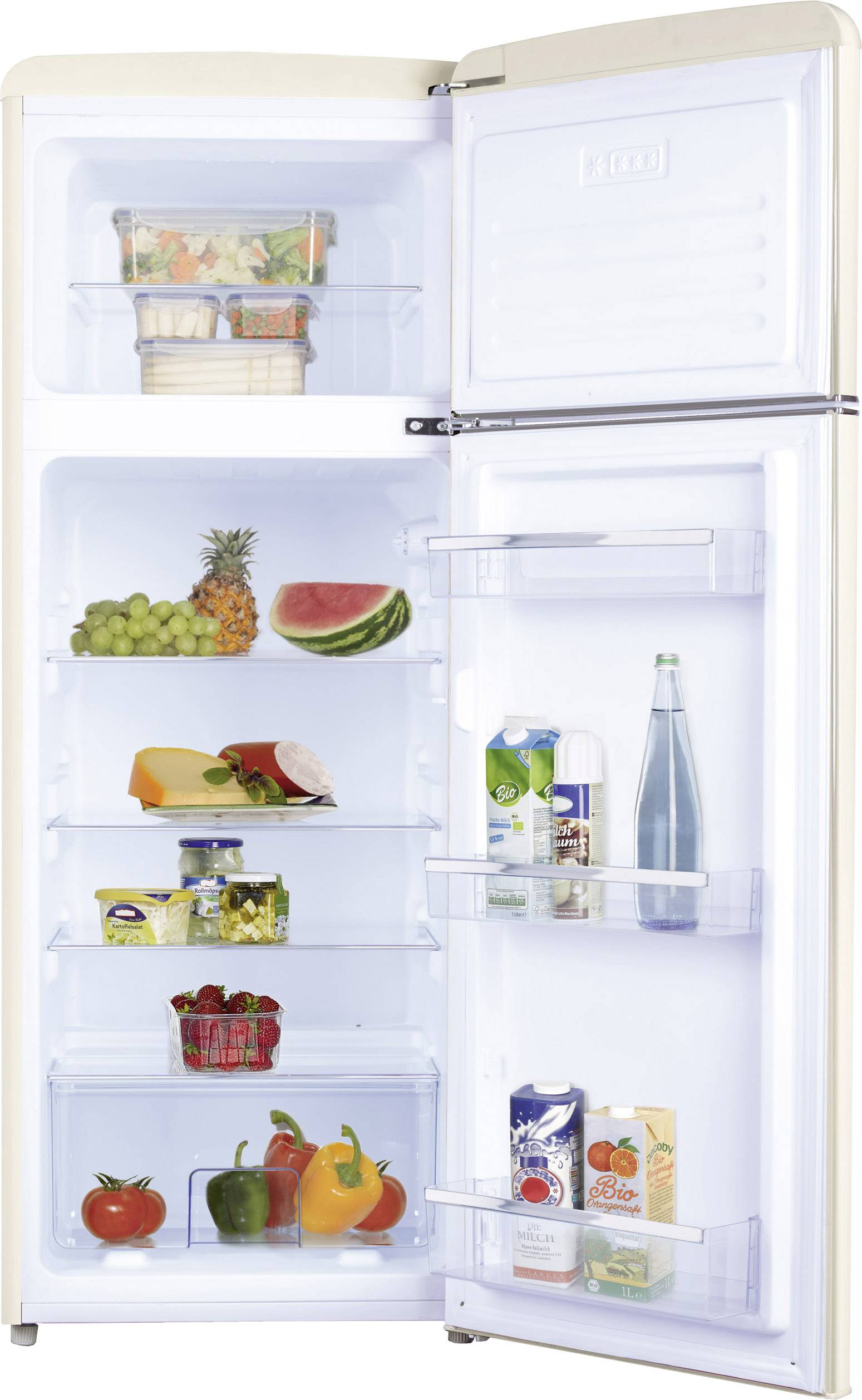 Ein geöffneter Kühlschrank mit verschiedenen Lebensmitteln wie Obst, Gemüse, Joghurtbecher und Getränkeflaschen in Tür- und Hauptfächern.