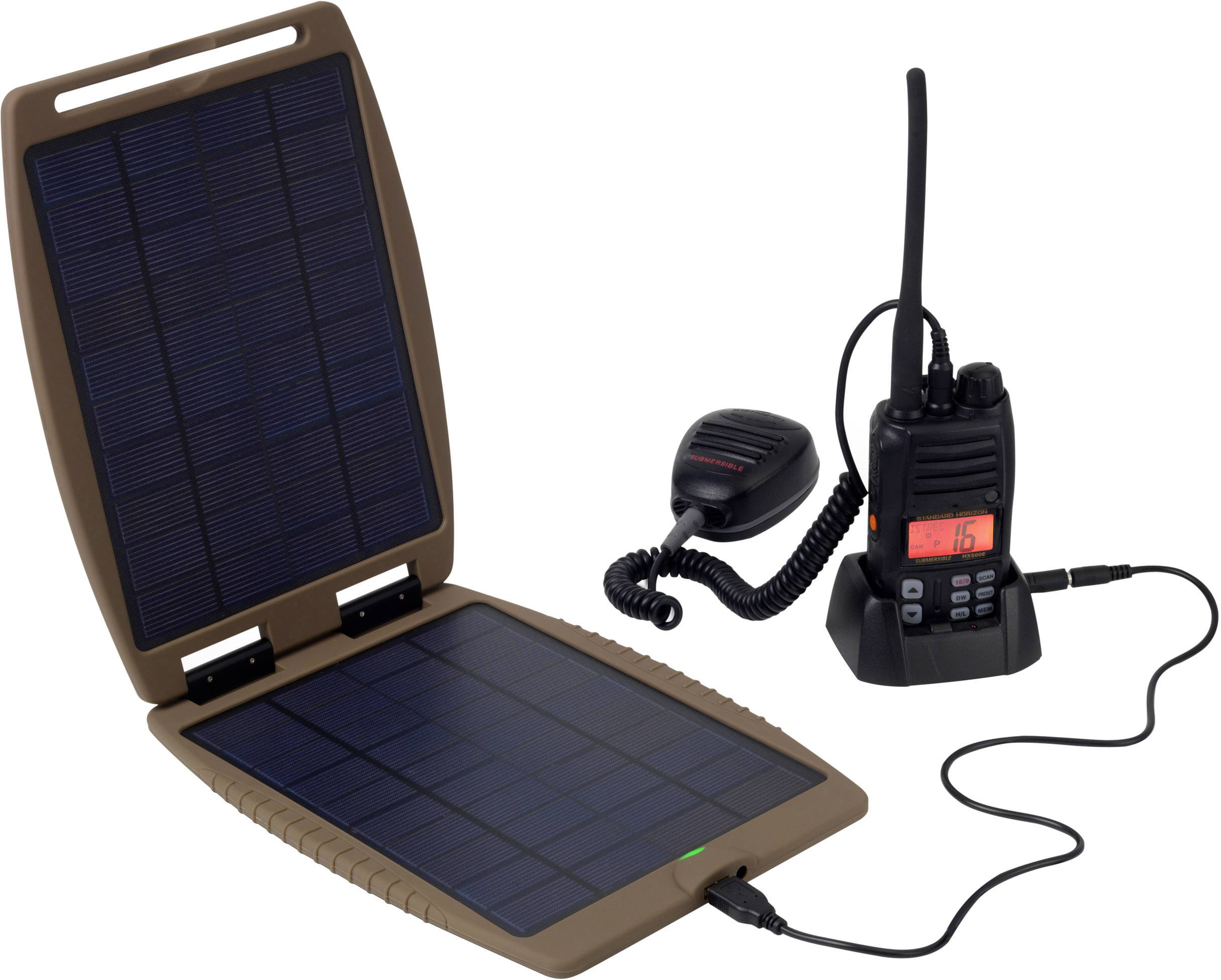 Tragbares Solarladegerät neben einem Walkie-Talkie auf Ladestation. Das Solarladegerät ist offen, das Walkie-Talkie zeigt Kanal 16.