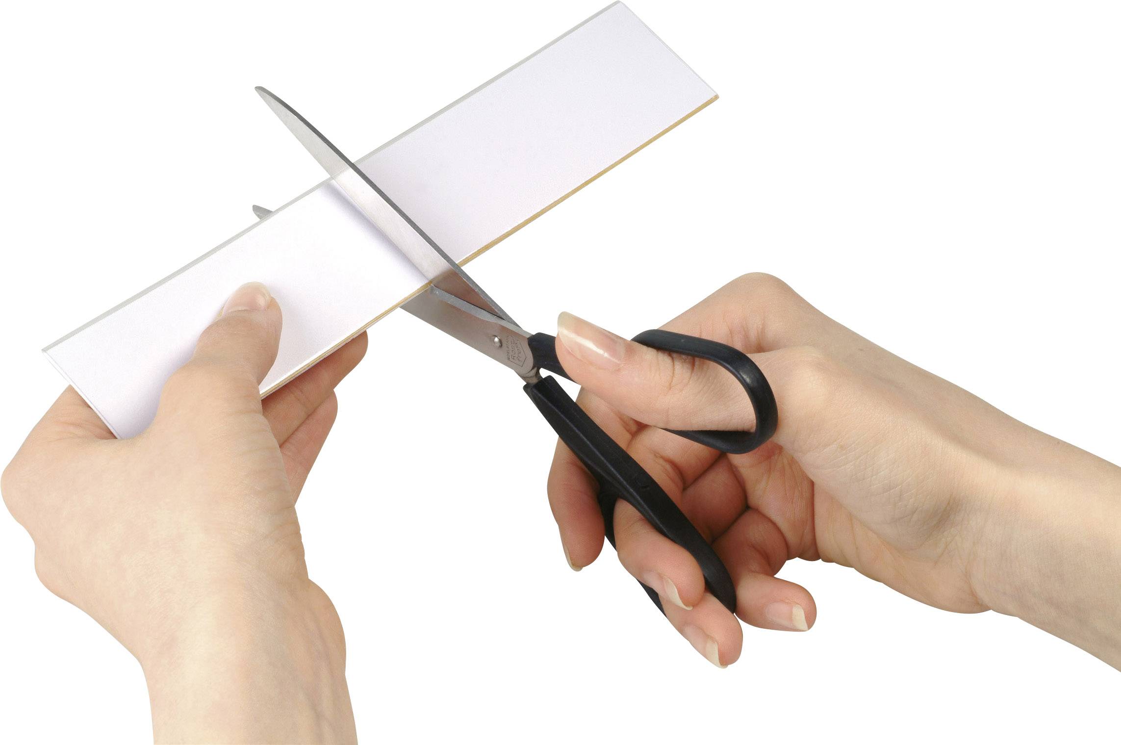 Eine Hand hält eine Schere und schneidet ein weißes Papier in zwei Stücke.