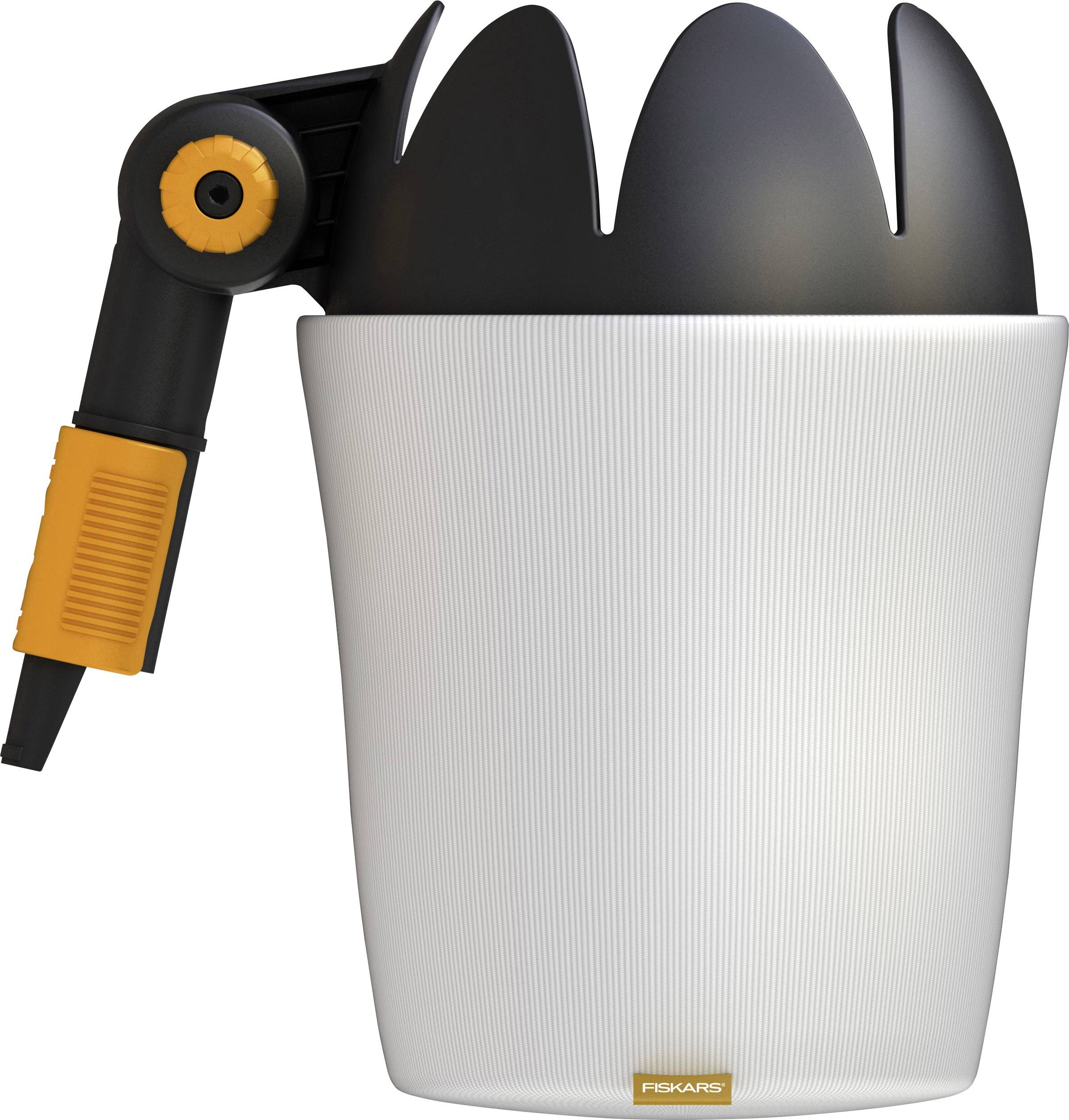 Ein grauer Behälter mit schwarzen, gebogenen Zinken und einem orangefarbenen, ergonomischen Griff, verwendet für Gartenarbeiten.
