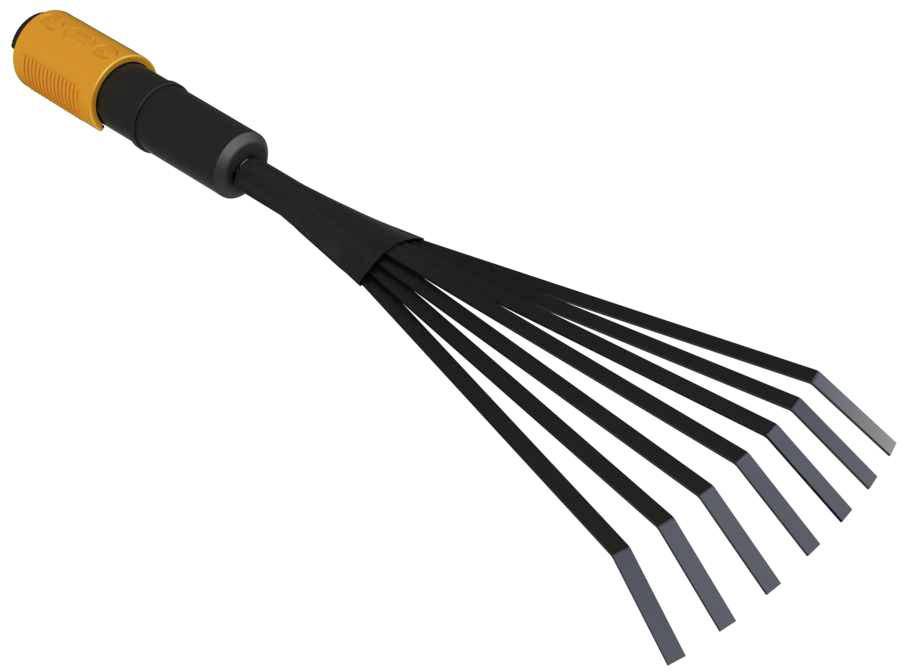 Eine schwarze Gartenharke mit einem orangen Griff und sieben gebogenen Zinken. Ideal zum Zusammenharken von Laub oder Gartenabfällen.