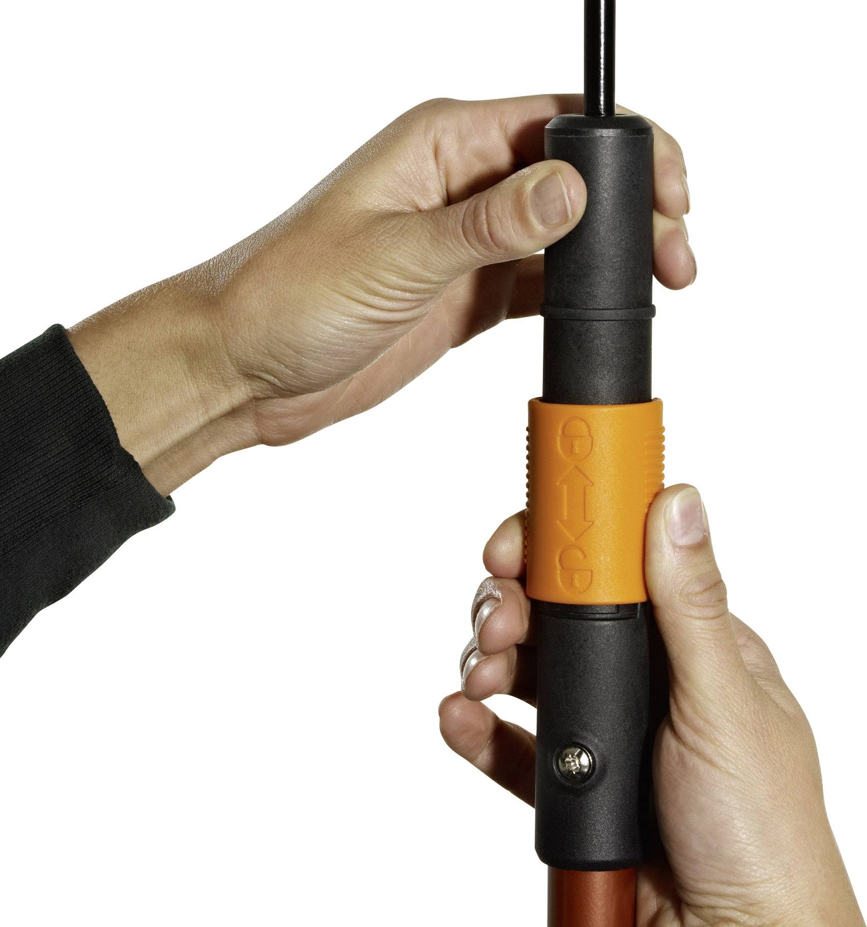 Zwei Hände justieren einen orangefarbenen Verriegelungsring an einem schwarzen Teleskopstiel.