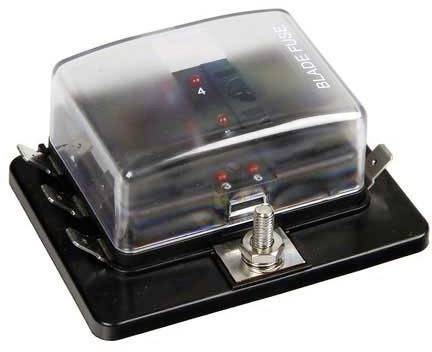 Ein Sicherungshalter mit klarem Kunststoffdeckel und der Aufschrift 'Blade Fuse', montiert auf einer schwarzen Basis mit Metallkontakten.