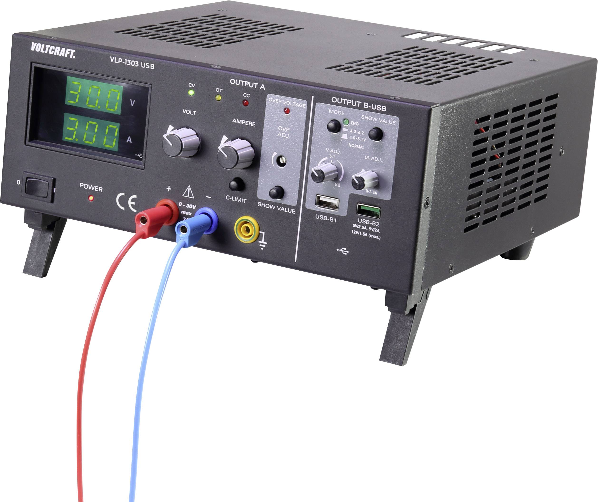 Ein Labornetzgerät mit digitalen Anzeigen, Drehreglern und Anschlüssen für Strom- und Spannungsregelung, Typ Voltcraft VLP-1303 USB.