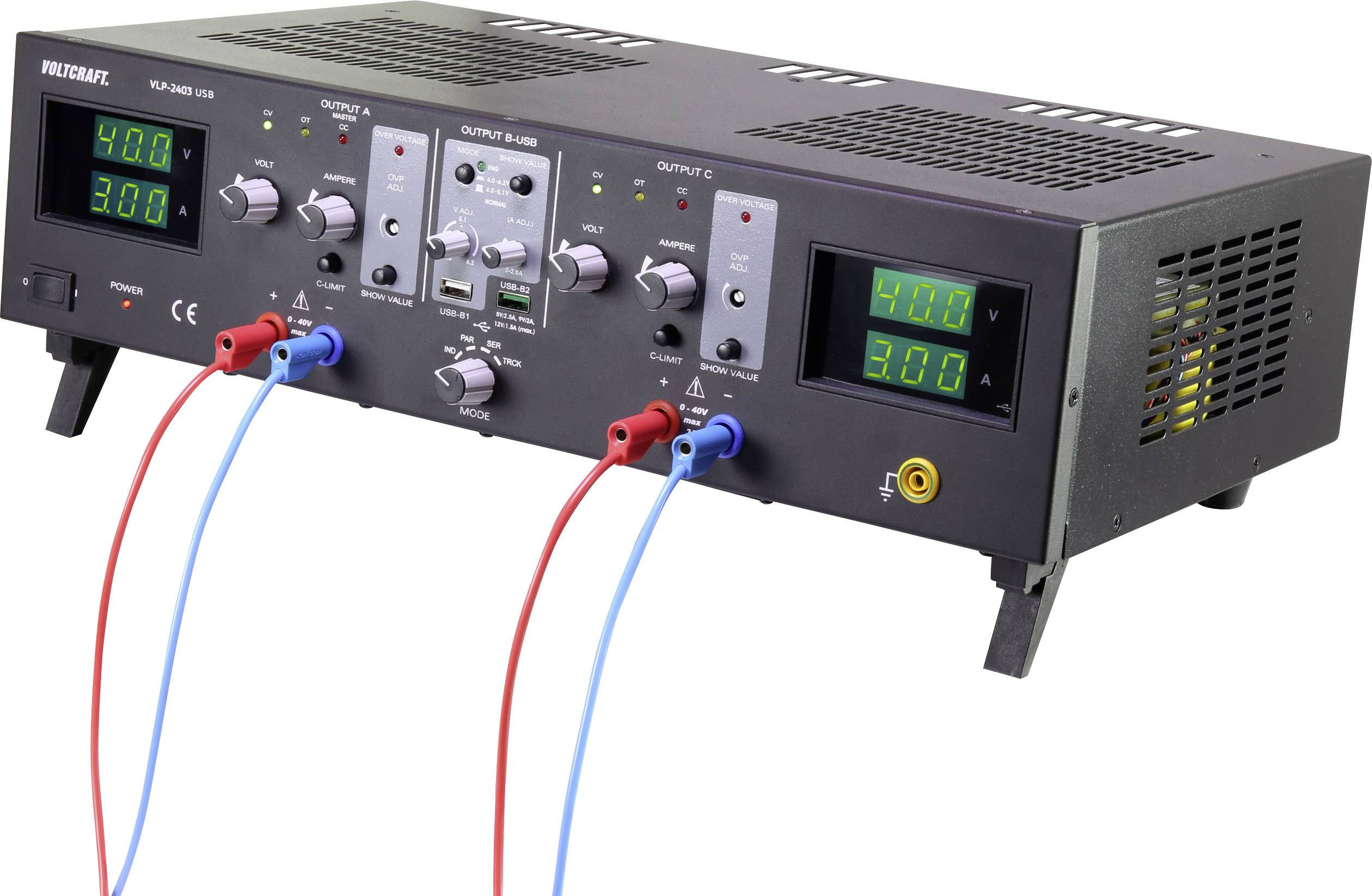 Ein elektronisches Gerät mit drei Ausgängen. Jeder Ausgang hat ein Display für Spannung und Stromstärke sowie Bedienelemente zur Einstellung.