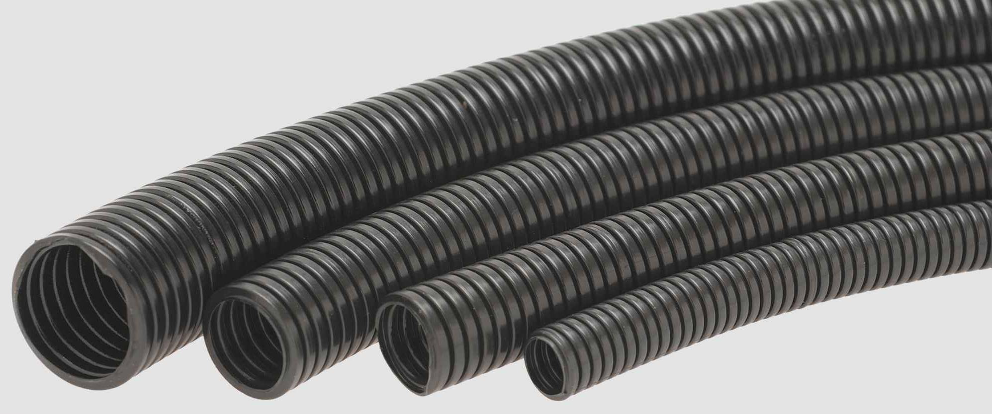 Schwarze Wellrohre in vier verschiedenen Durchmessern. Hauptsächlich verwendet für Kabelschutz und flexible Rohrleitungen.