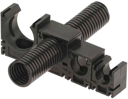Ein schwarzes, mechanisches Bauteil mit Gewinden, das wie ein T-Stück geformt ist. Es scheint als Verbindungselement verwendet zu werden.