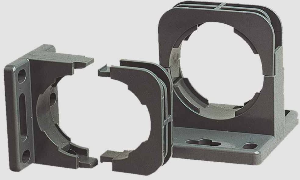 Drei unterschiedliche Rohrschellen aus Kunststoff zur Befestigung von Rohren, in grau, mit verschiedenen Öffnungsgrößen.