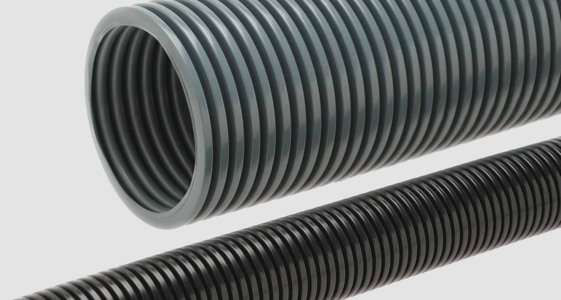 Zwei flexible Kunststoffschläuche mit unterschiedlichen Durchmessern und Rillen auf weißem Hintergrund.