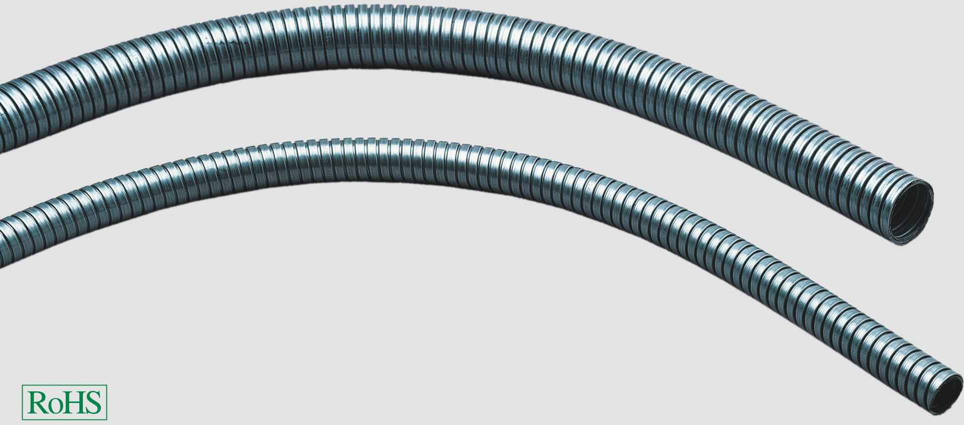 Metallschläuche mit spiralförmigem Design, dargestellte Biegung. Unten links 'RoHS', Hinweis auf die RoHS-Konformität.
