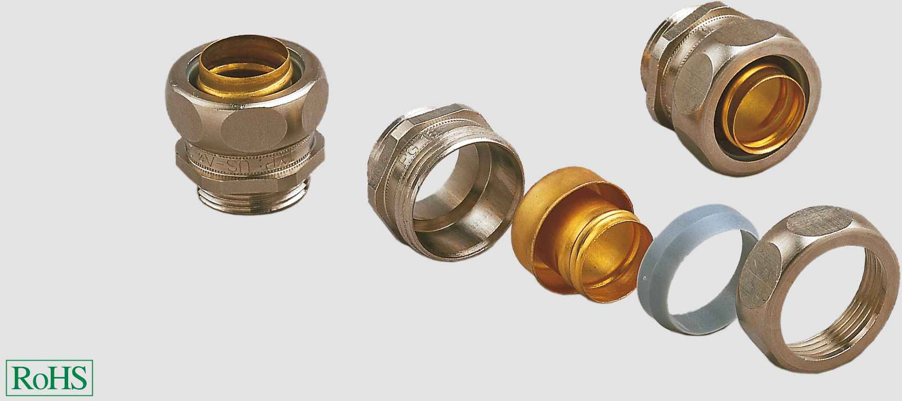 Fünf Metallkabelverschraubungen, teils montiert, teils zerlegt, auf grauem Hintergrund. Unten links ein kleines 'RoHS'-Zeichen.