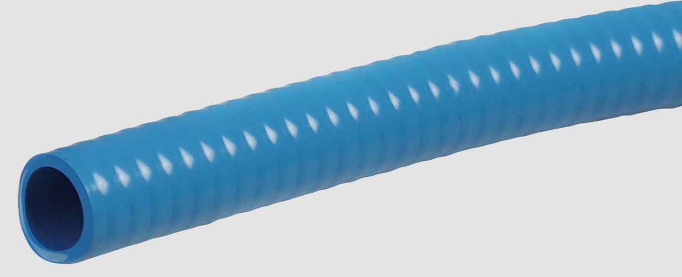 Ein blauer, flexibler Schlauch mit geriffelter Oberfläche, typischerweise für den Transport von Flüssigkeiten oder Luft verwendet.