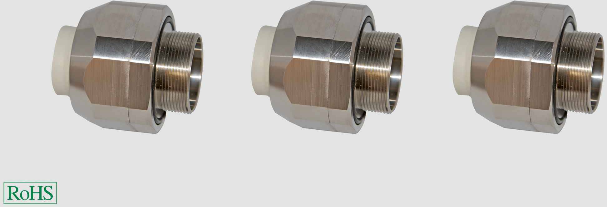 Drei Metallverschraubungen nebeneinander, RoHS-konform.